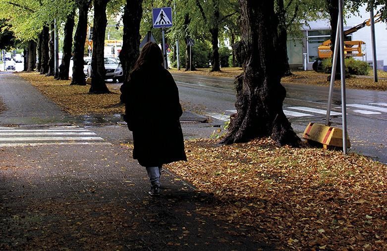 Nainen kävelee kadulla