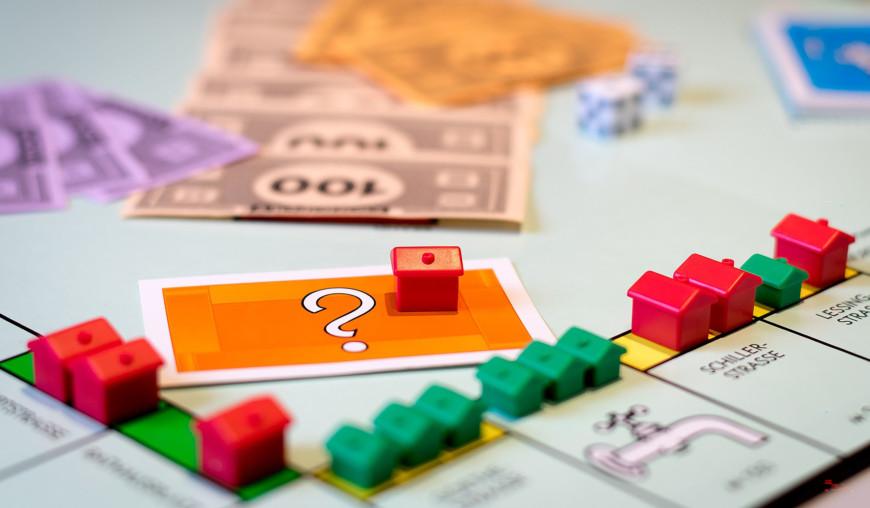 Pelinappuloita Monopoli-pelilaudalla