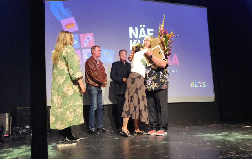 Ulrika Järvinen halaa vartija Sami Halmetta, joka vastaanotti Kriminaalityön palkinnon