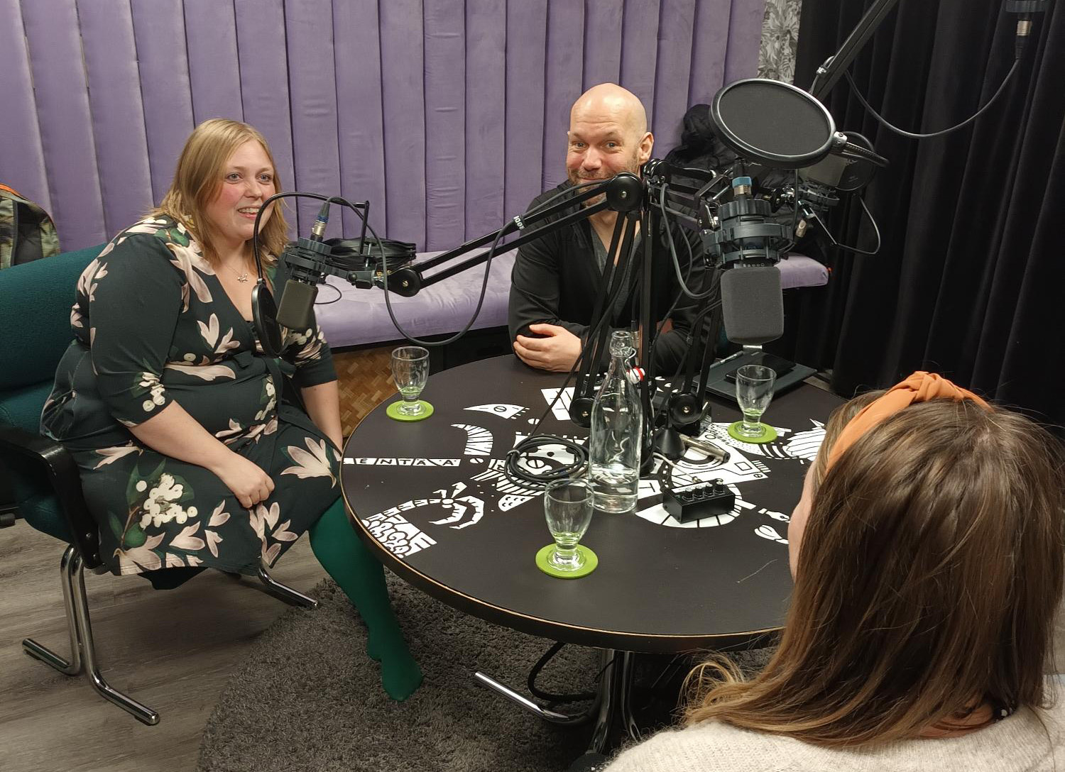 Anastasia Lapintie, Aleksis Salusjärvi ja vankin sisarus tekemässä studiossa podcastia. 